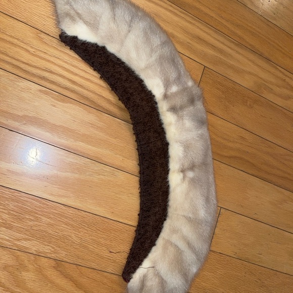 Elegant Vintage Fur Collar Set - Black, Brown, and Cream - Picture 6 of 7